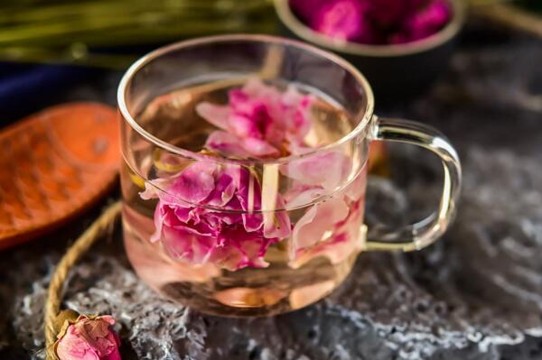 玫瑰花茶可以丰胸吗,需要与其他食物一同搭配才行