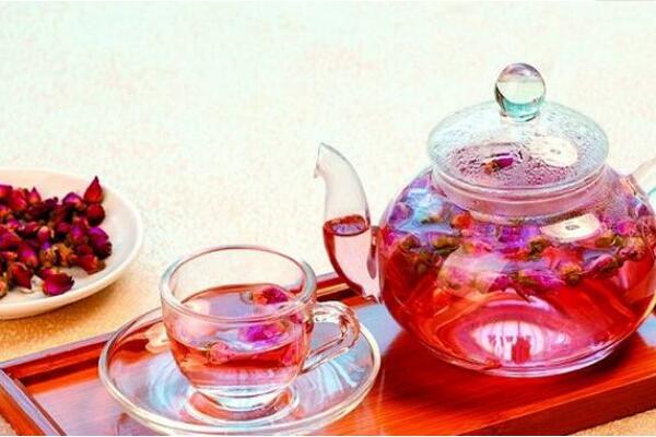 干玫瑰花泡水放几颗,一杯茶五朵左右