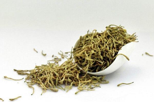 金银花的采摘方法,在每年的3~5月进行采摘
