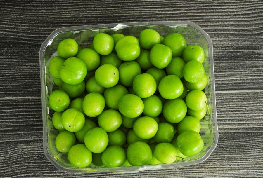 <b>果中双生：梅子与酸梅的亲密关系，探索这颗果实的酸味背后的科学与文化！</b>