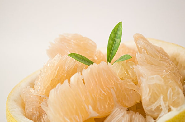 <b>柚子有苦味原因解码：从品种到成熟度，影响口感的多重因素解析</b>