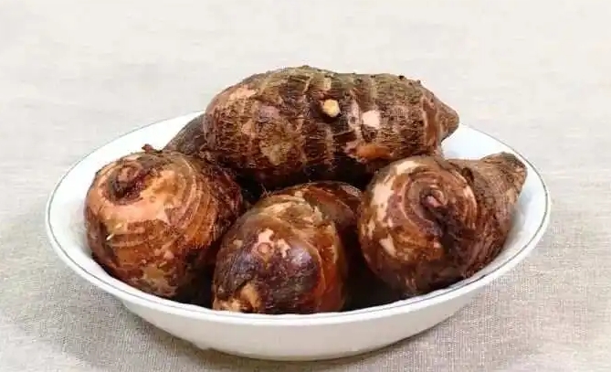 <b>芋头能不能生吃，营养师的专业建议与食用技巧</b>