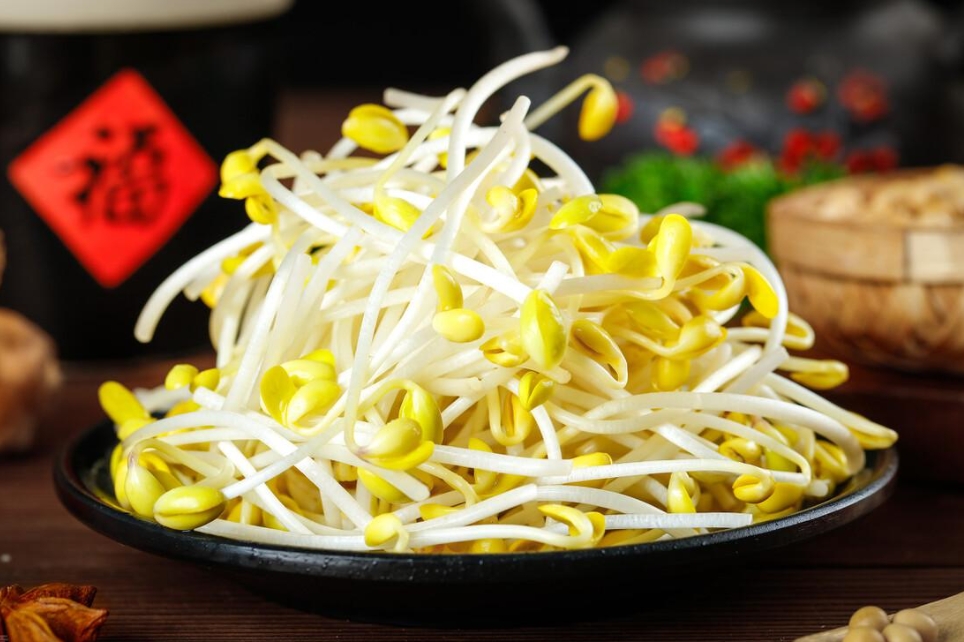 <b>轻盈之选，营养满载——豆芽的营养价值与功效深度探索</b>