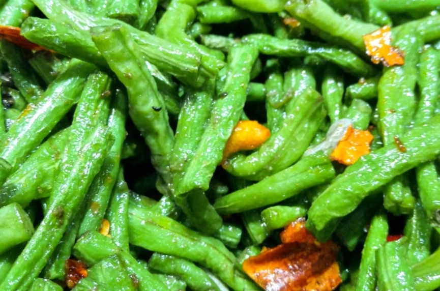 <b>豆角没炒熟会中毒吗？豆角烹饪需谨慎，别让美食变毒药！</b>