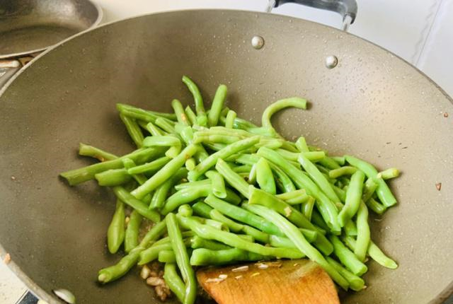 豆角没炒熟会中毒吗?豆角烹饪需谨慎,别让美食变毒药!