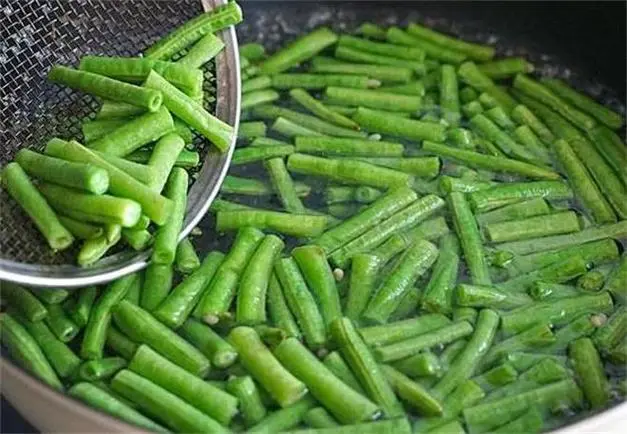 豆角没炒熟会中毒吗?豆角烹饪需谨慎,别让美食变毒药!
