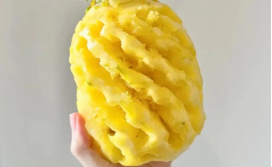<b>为什么菠萝表面长满小洞？植物自然智慧的进化与美味秘密</b>
