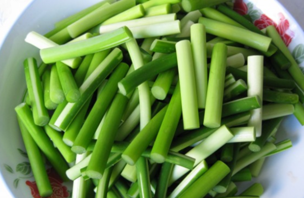 <b>蒜苔是辛辣刺激性食物吗？蒜苔是餐桌上的隐形健康刺客？</b>