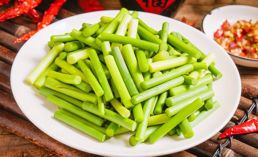 蒜苔是辛辣刺激性食物吗?蒜苔是餐桌上的隐形健康刺客?