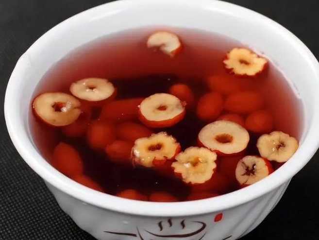 山楂片泡水喝有什么功效和作用?自然降脂、养生必备消食神器!