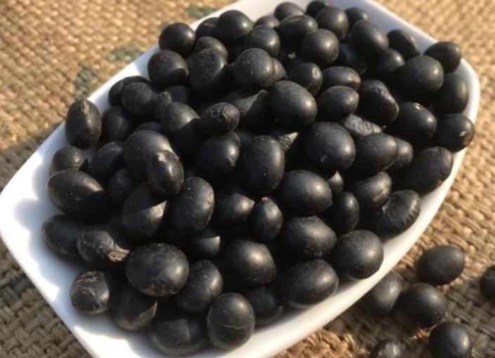 <b>黑豆是绿心的好还是黄心的好？口感与营养比拼谁是王</b>