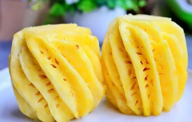 <b>菠萝食用前奏曲：盐水浸泡让口感风味升级。</b>