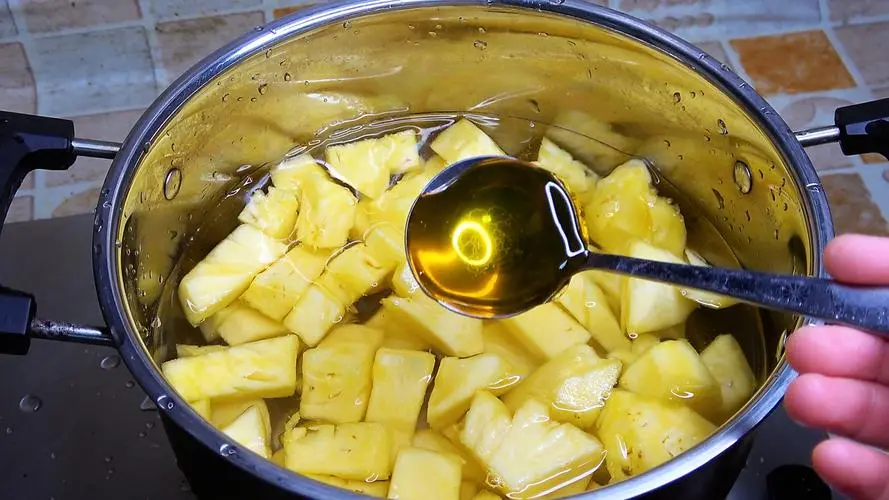 菠萝食用前奏曲:盐水浸泡让口感风味升级。