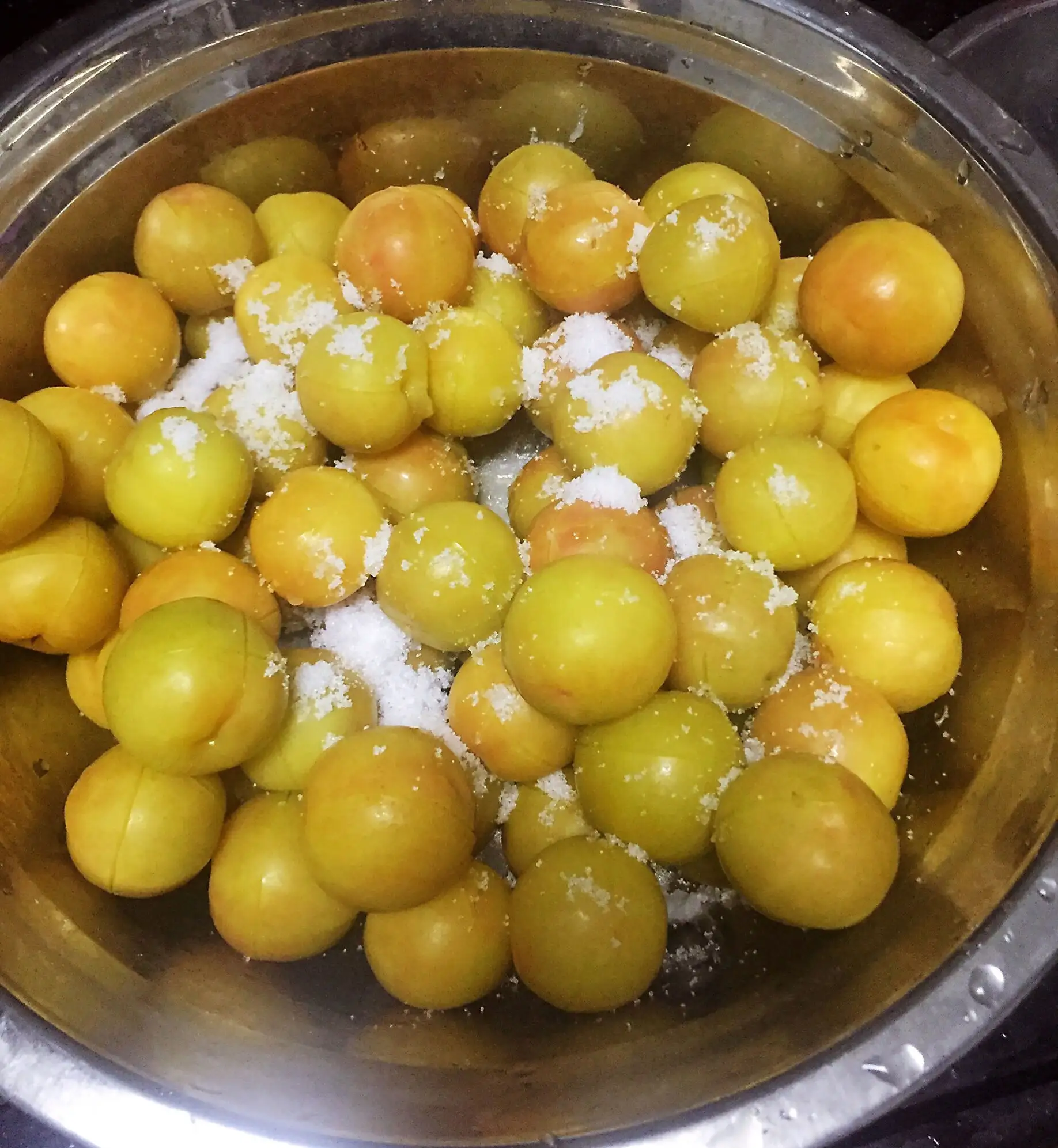 李子酸涩难入口?教你三招轻松变身夏日甜蜜果。