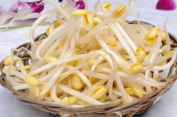 <b>豆芽美味无负担，豆芽去皮妙招让你爱不释口。</b>