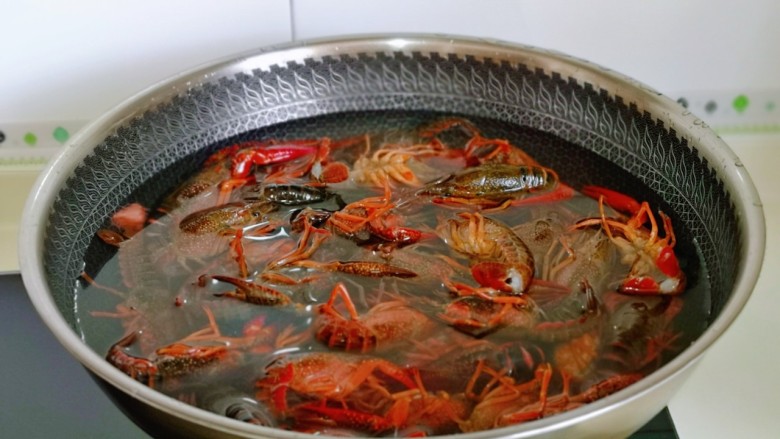 从泥潭到餐桌的麻辣美味,小龙虾清洗干净又快捷的妙招一步到“胃”。