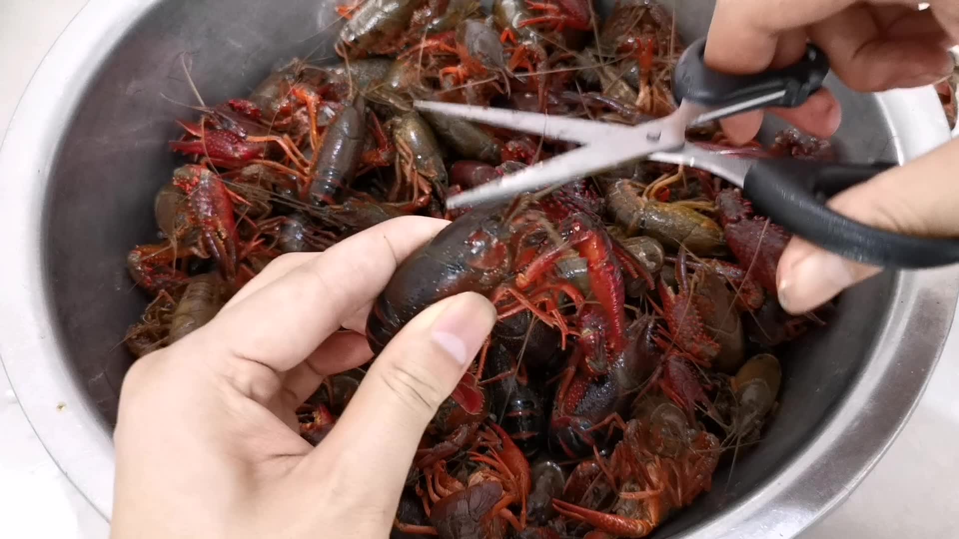 从泥潭到餐桌的麻辣美味,小龙虾清洗干净又快捷的妙招一步到“胃”。