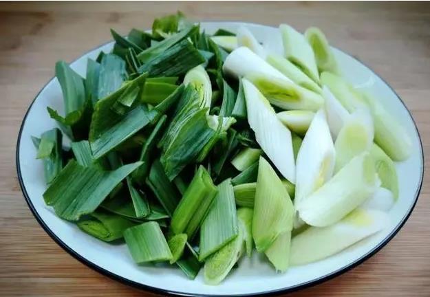 <b>蒜苗PK：蒜苗嫩的好吃还是老的有韵味？</b>