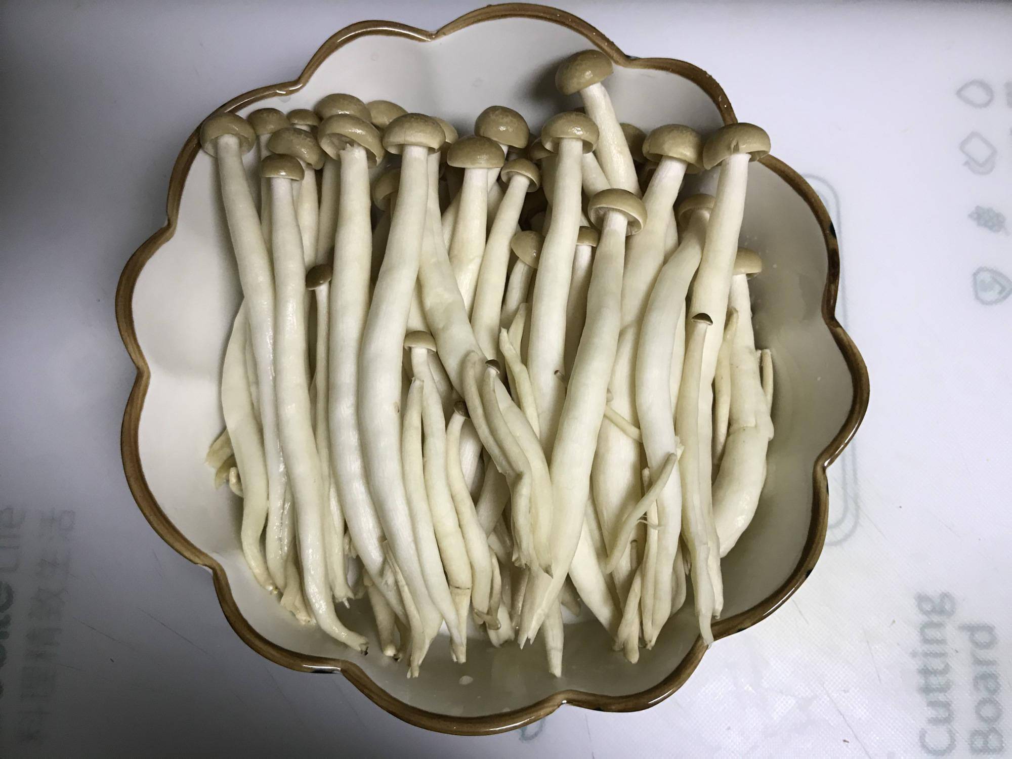 不输金针菇的美味!八种与金针菇相似的蘑菇品种
