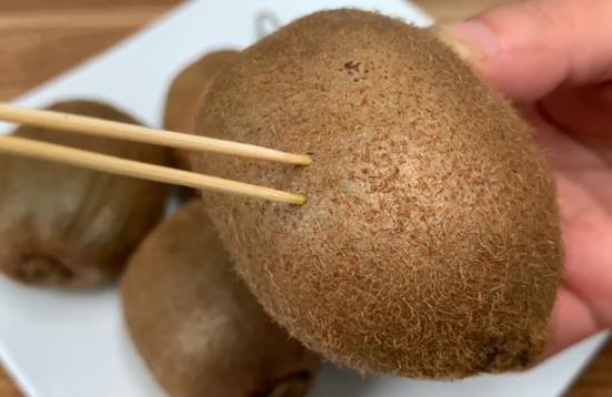<b>猕猴桃催熟妙招，从生到熟美味无需等待</b>