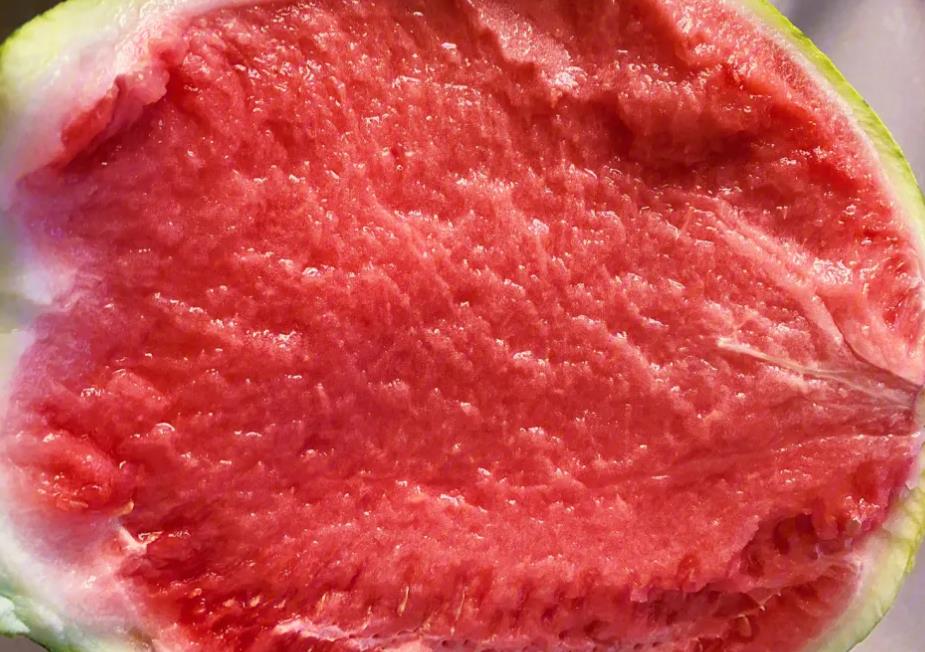 为何西瓜果肉会发白?专家解释原因与选购技巧