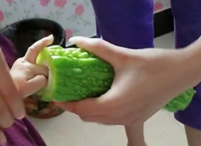 <b>小孩频繁咬手指怎么办，可以试试苦瓜汁但需注意风险！</b>