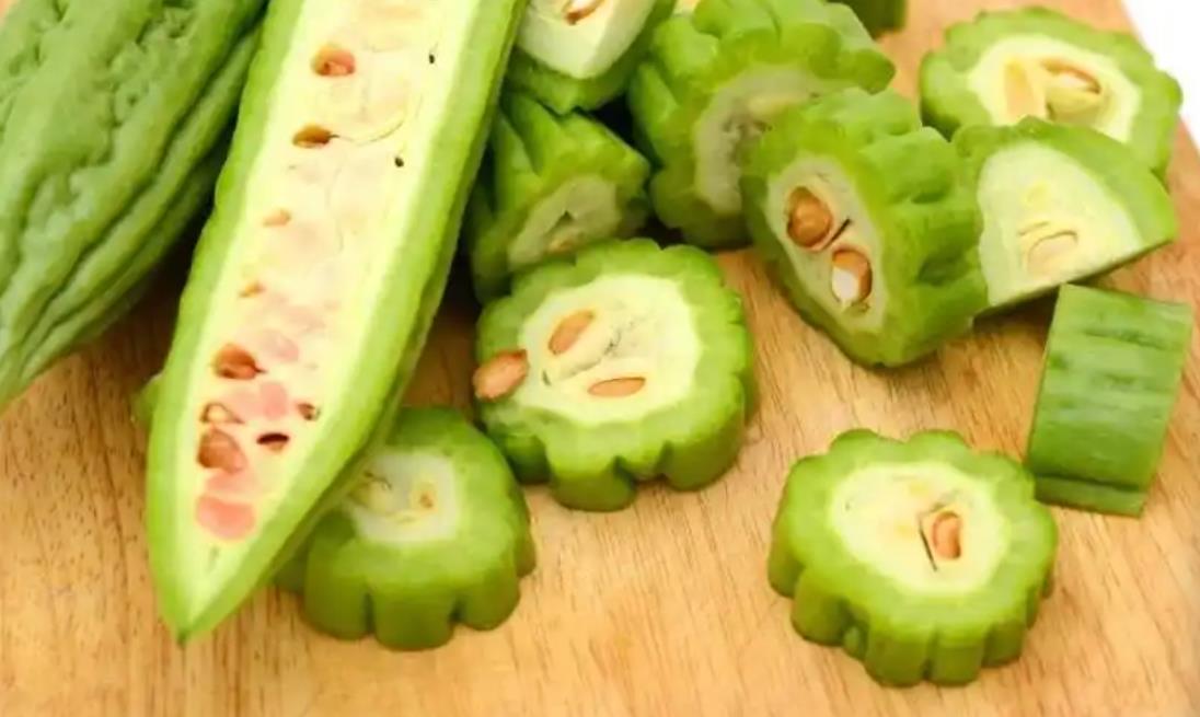 小孩频繁咬手指怎么办,可以试试苦瓜汁但需注意风险!